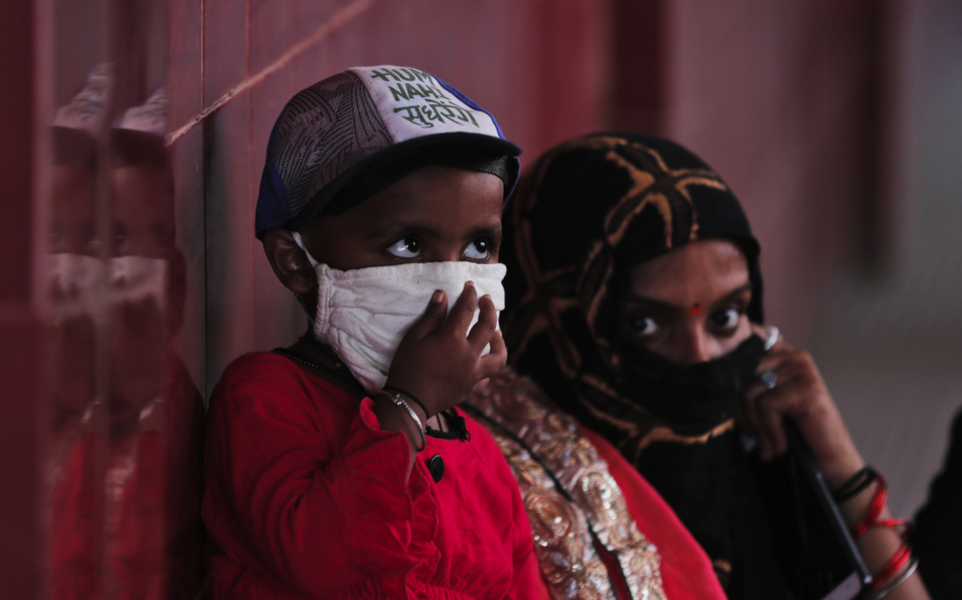 Invånare i indiska Uttar Pradesh väntar på att provtas för covid-19, hur länge de kommer få vänta på ett vaccin återstår att se.
