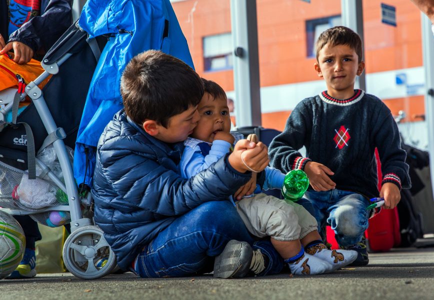 Flyktingbarn väntar på en färja till Sverige i tyska Rostock, september 2015.