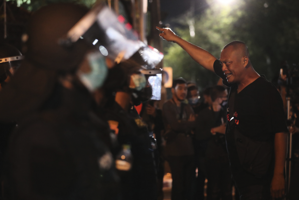 Demonstranter konfronterar polis i Bangkok på torsdagen.