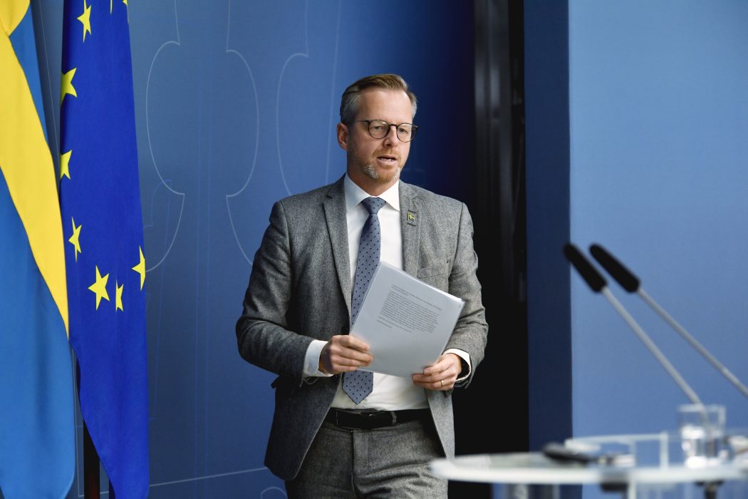 Inrikesminister Mikael Damberg (S) presenterar direktiven för den nya utredningen vid en pressträff på fredagen.
