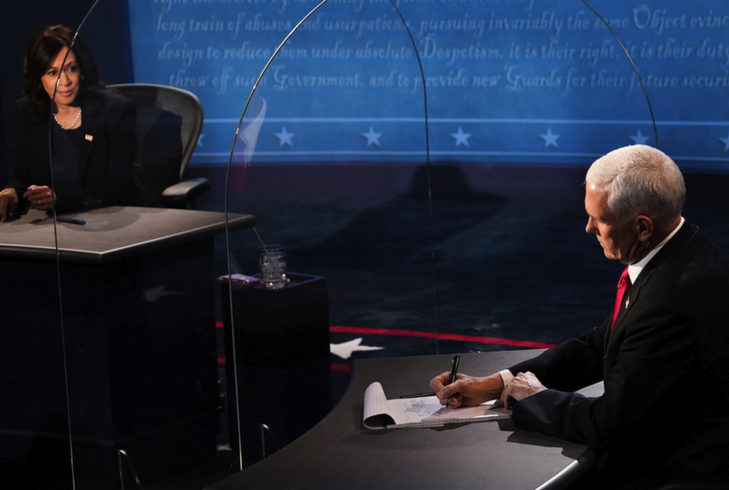 Mike Pence och Kamala Harris debatterar.