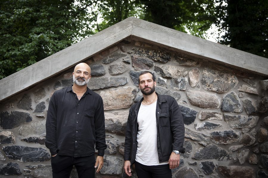 Författarna Aleksander Motturi och  Andrzej Tichý pratar om sin gemensamma roman Skymningszoner på Göteborgs romanfestival.
