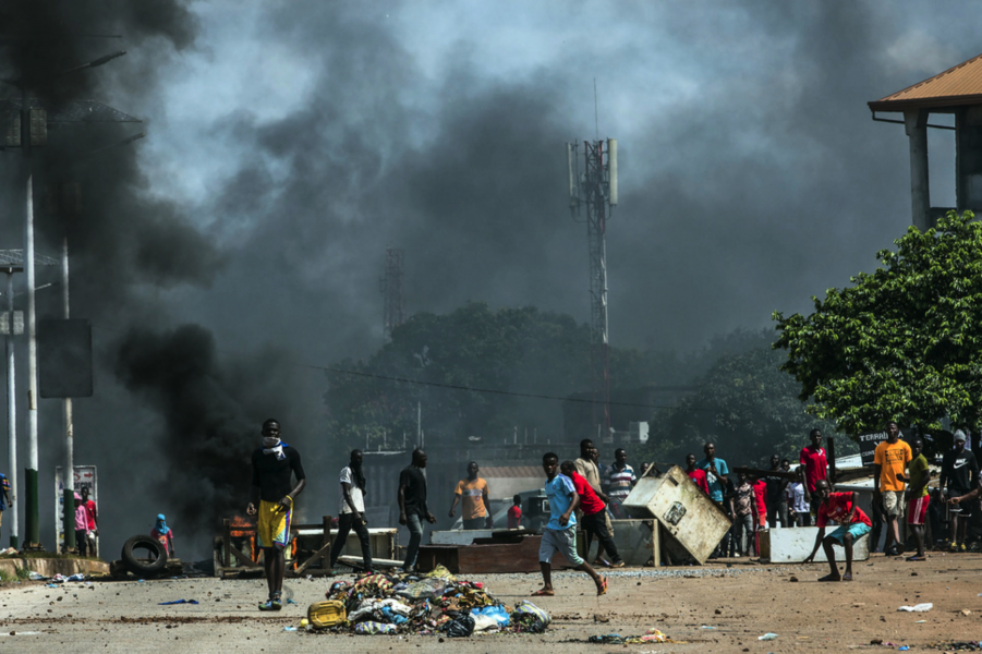 Oppositionen i Guinea ifrågasätter resultatet i förra veckans presidentval och flera personer har dödats i oroligheter.