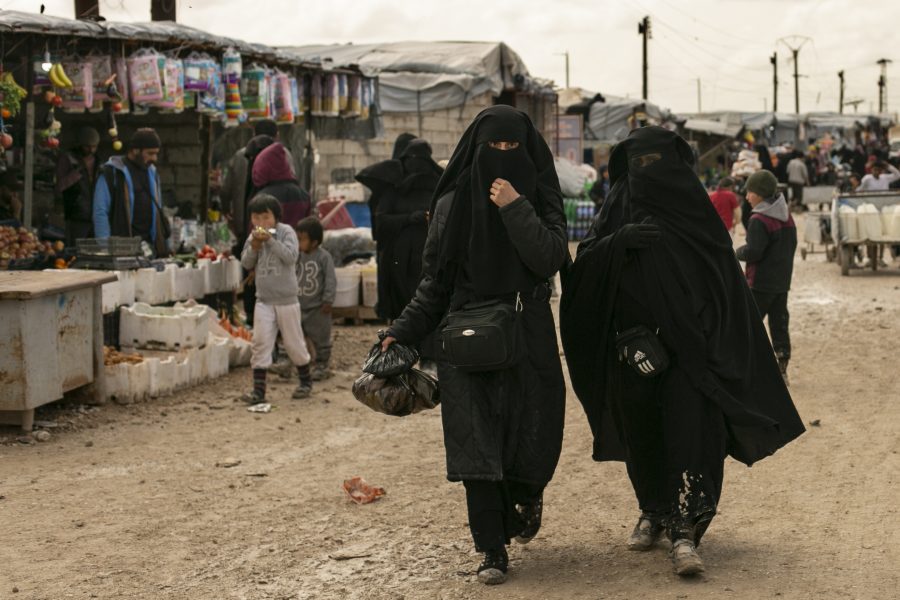 Kvinnor på en marknad i lägret al-Hol i nordöstra Syrien.