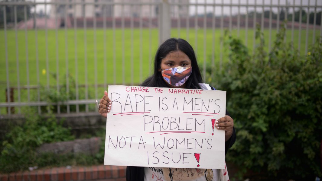 En aktivist i Bangladesh protesterar mot det sexuella våldet mot kvinnor utanför parlamentet i Dhaka.