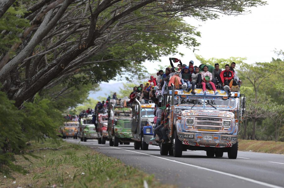 Medlemmar ur Colombias ursprungsbefolkning på väg mot huvudstaden Bogotá.