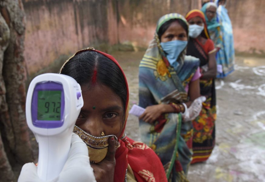 En kvinna får sin temperatur mätt under delstatsvalen i Bihar i östra Indien i slutet av oktober.