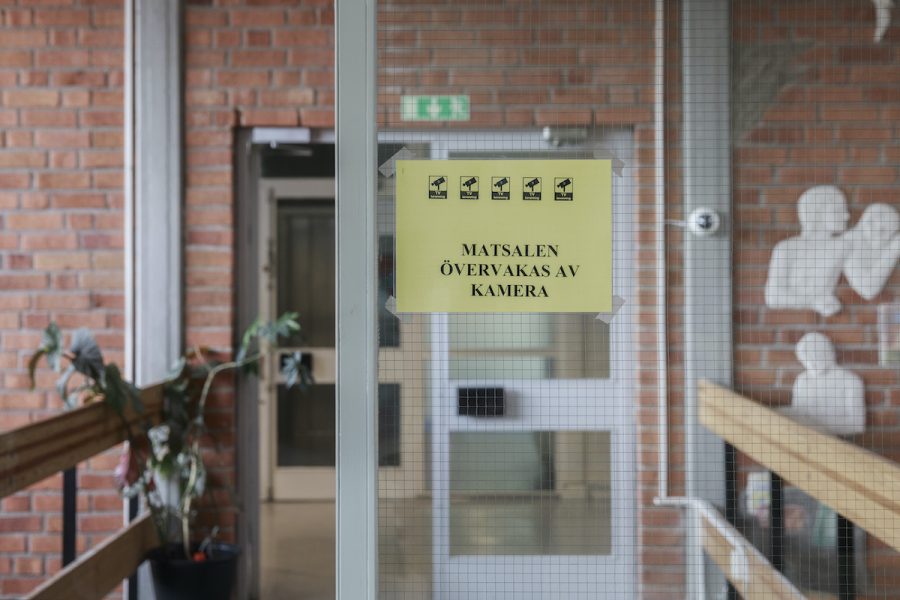 En rektor på en grundskola i Örebro vill införa kameraövervakning men kommunen är tveksam.