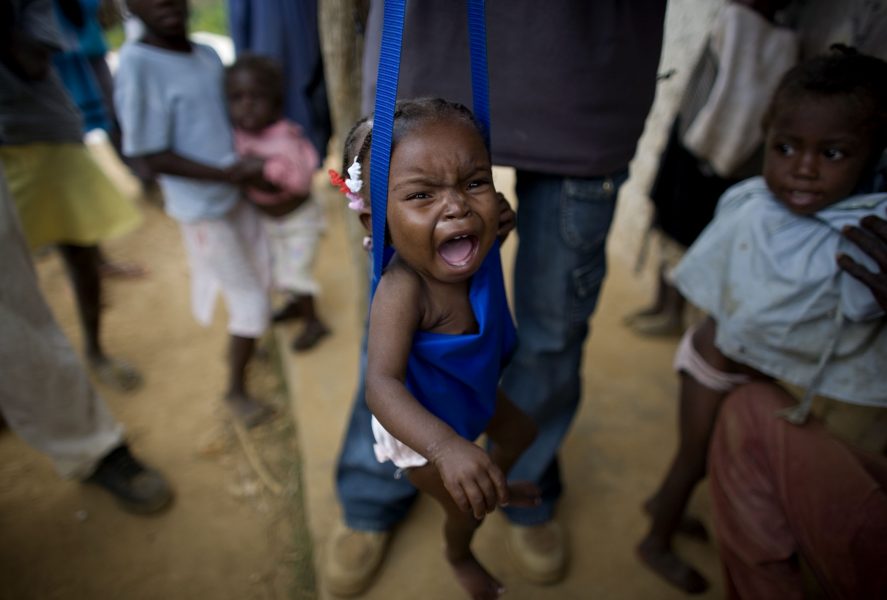 Andre Mislene, 15 månader gammal, hänger på en våg som WFP och rädda barnens klinik för nödhjälp har installerat i Haiti.