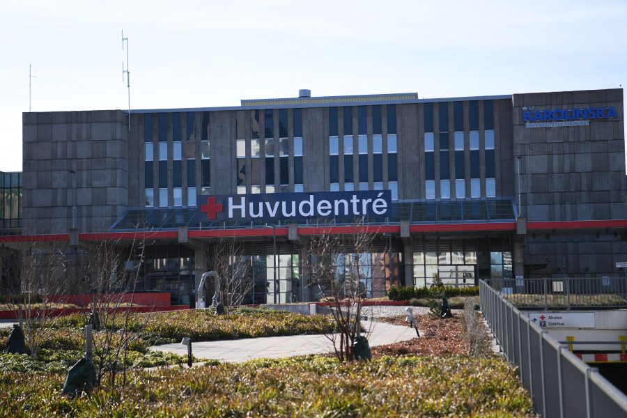 Karolinska universitetssjukhuset i Huddinge höjer beredskapen för att ta emot fler covidpatienter på intensivvårdsavdelning.