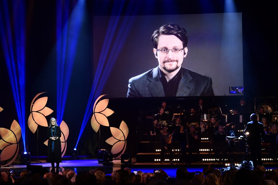 Edward Snowden på storbildsskärm vid utdelningen av Right Livelihood-priset 2019 i Stockholm.