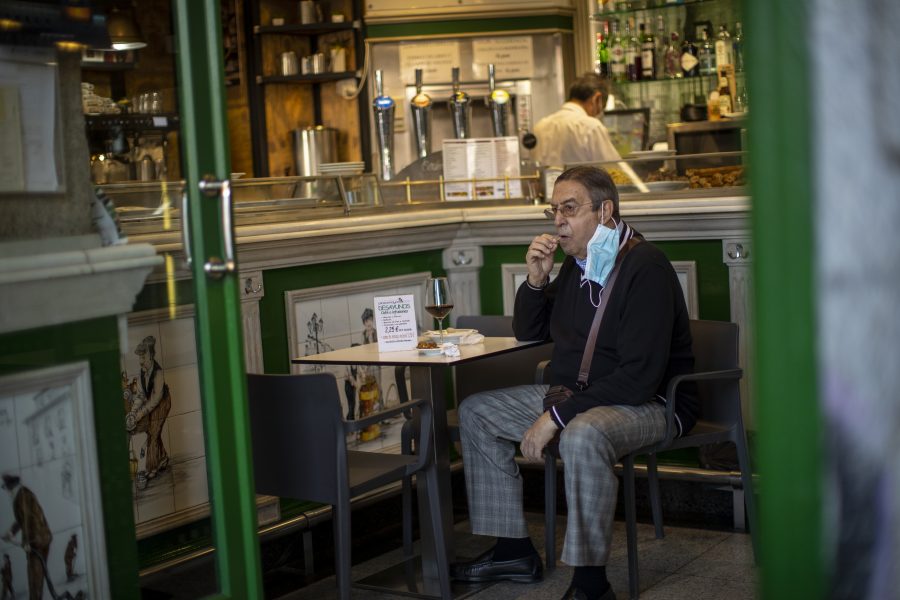 En man tar ett glas vin på en bar i Madrid, en av de just nu värst coronadrabbade städerna i Europa.
