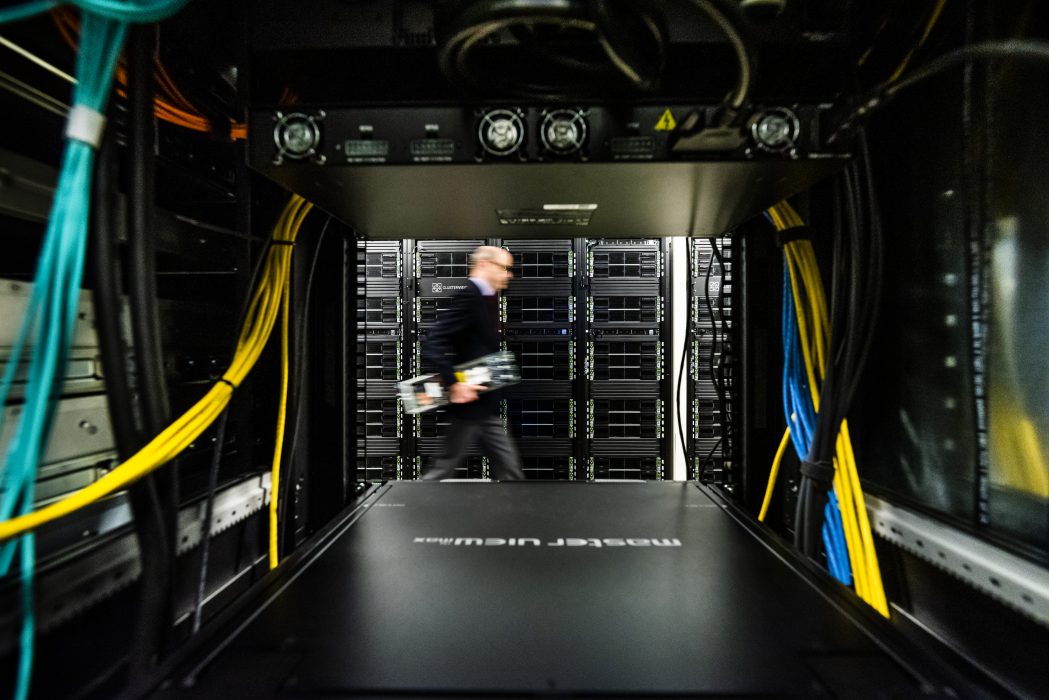Niclas Andersson i datorhallen på NSC som ligger in anslutning till universitetet.