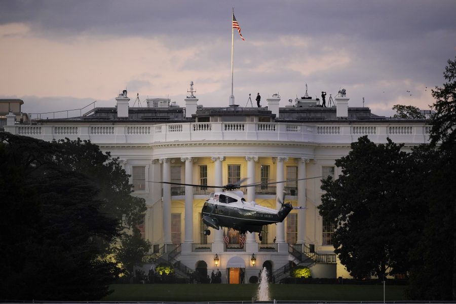 Presidenthelikoptern Marine One landar med Donald Trump ombord vid Vita huset.