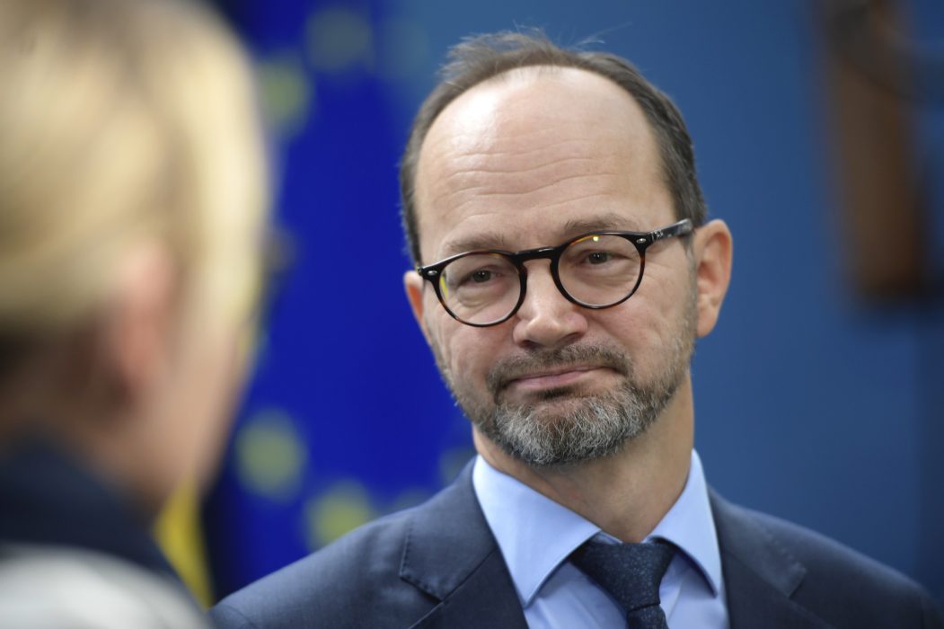Infrastrukturminister Tomas Eneroth (S) vill öka tempot i elektrifieringen av vägnätet.