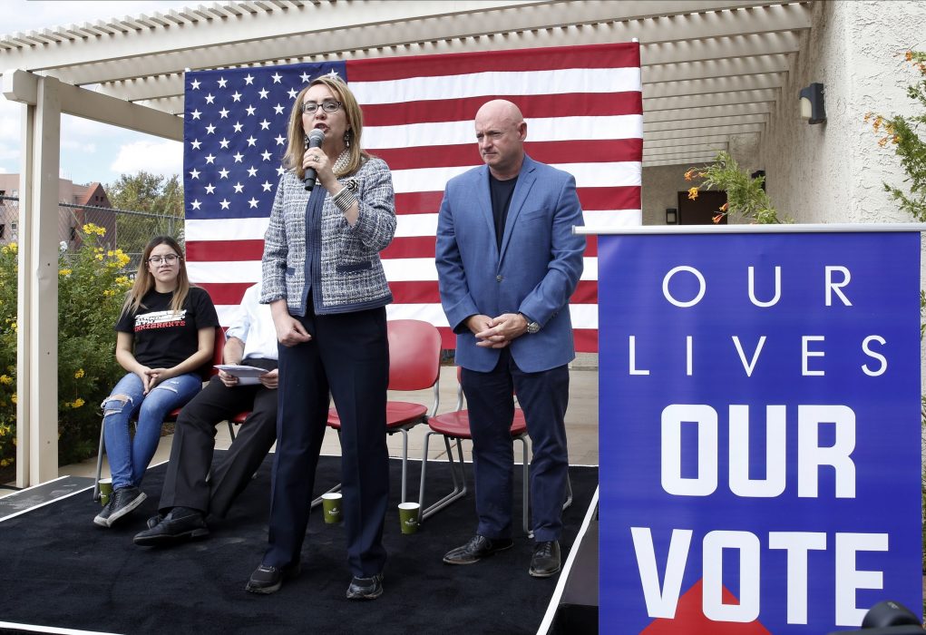 Den före detta representanthusledamoten Gabrielle Giffords, som skadades svårt vid ett mordförsök 2011, med sin man Mark Kelly – senatskandidat i Arizona – i bakgrunden.