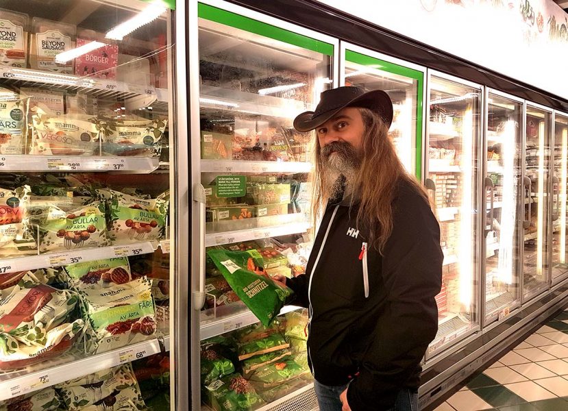Mats Öström köper ofta vegoprodukter och tycker att hela diskussionen om vad man får och inte får kalla den typen av produkter är larvig.