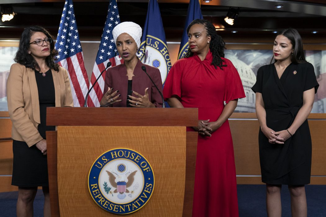 Rashida Tlaib, Ilhan Omar, Ayanna Pressley och Alexandria Ocasio-Cortez – de fyra kvinnorna i "The squad".