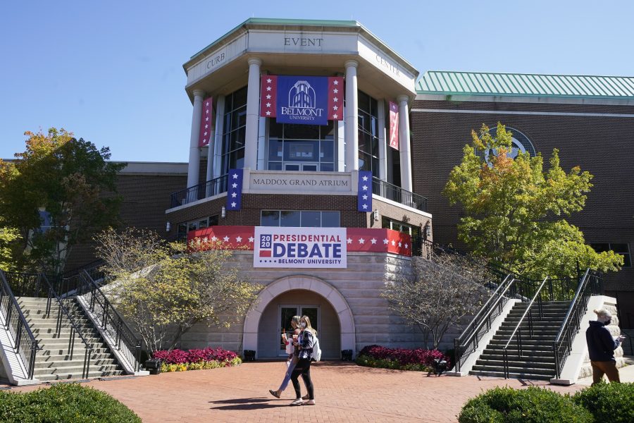 Belmont University i Nashville i Tennessee är utsmyckat inför debatten mellan president Donald Trump och utmanaren Joe Biden som hålls natten till fredagen svensk tid.