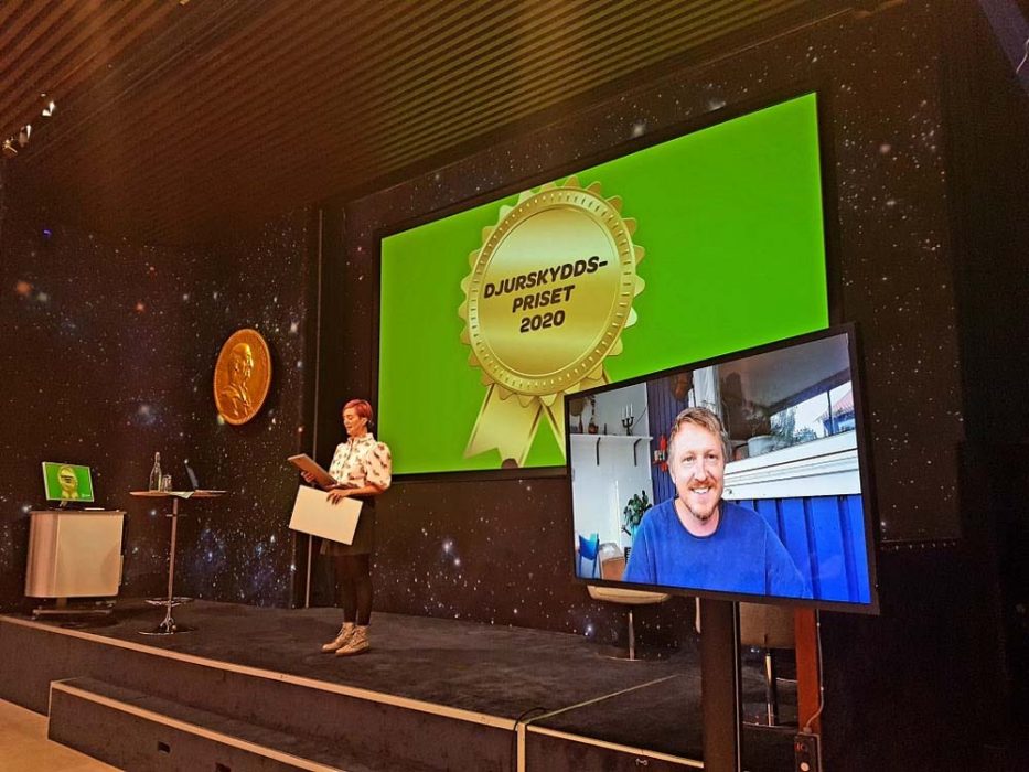 Forskaren Albin Gräns tar emot Djurskyddspriset 2020.