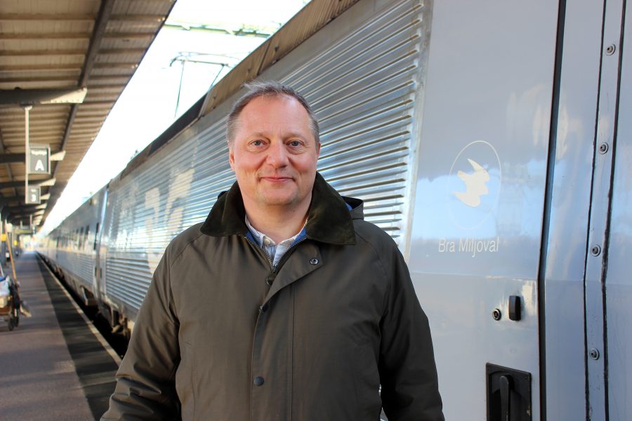Efter intervjun i Göteborg tar Magnus Carlson tåget hem till Stockholm.