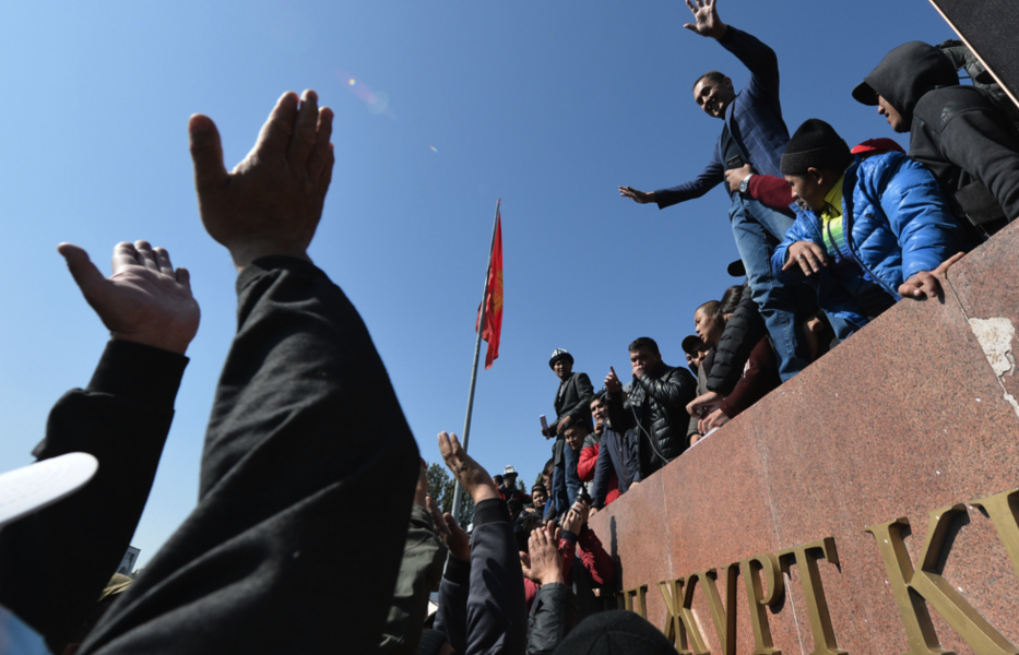 Demonstranter vid ett torg i Kirgizistan under onsdagen.