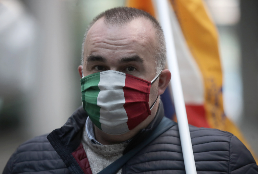 En man protesterar mot återinförda virusrestriktioner i Milano sedan smittan ånyo gått upp.