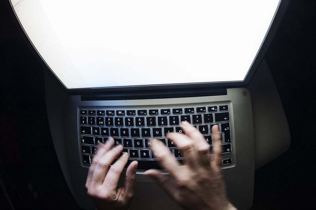 Vad driver egentligen människor till att sprida hat på nätet? Anonymiteten är en viktig faktor, enligt en forskare.