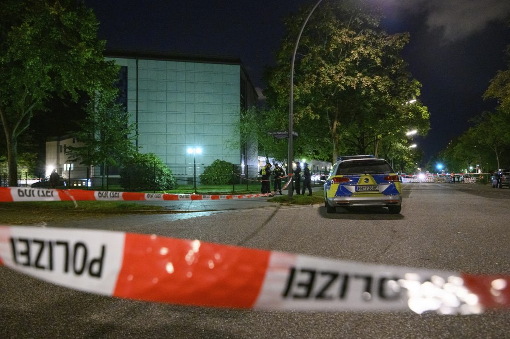 Avspärrningar utanför synagogan efter söndagens attack i Hamburg.