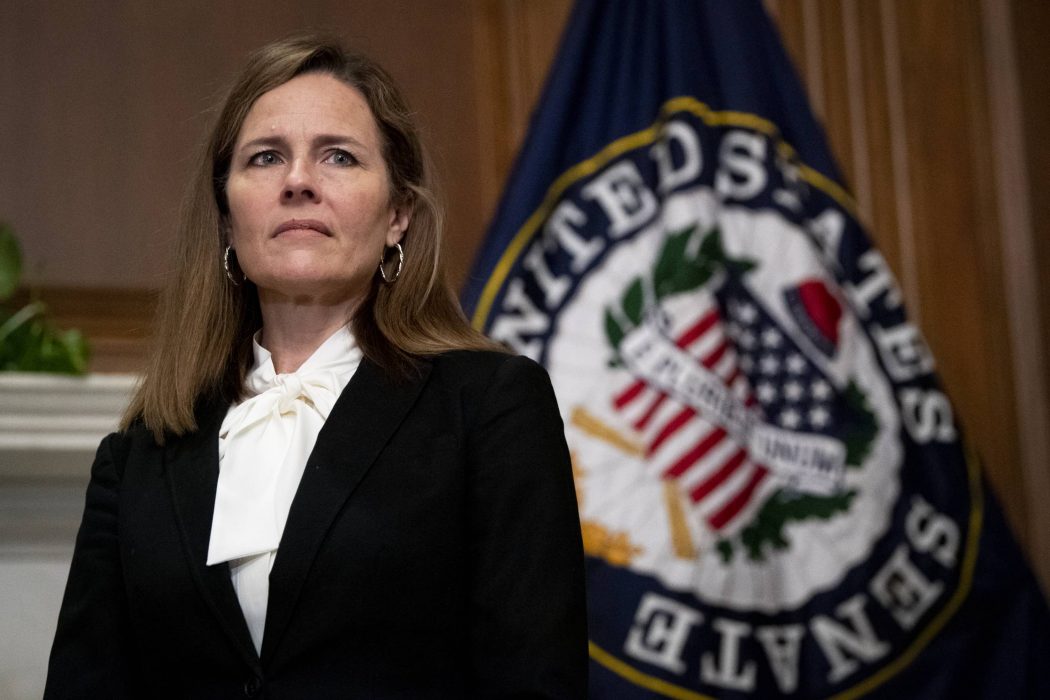 Domarkandidaten Amy Coney Barrett frågas ut i senaten.