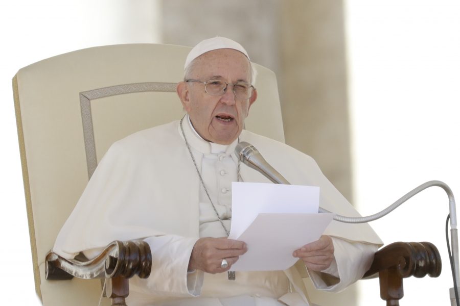 Påve Franciskus försvarar samkönade pars rätt att ingå registrerade partnerskap.