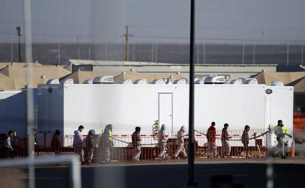 Minderåriga migranter i förvaring i ett läger utanför Tornillo i Texas.