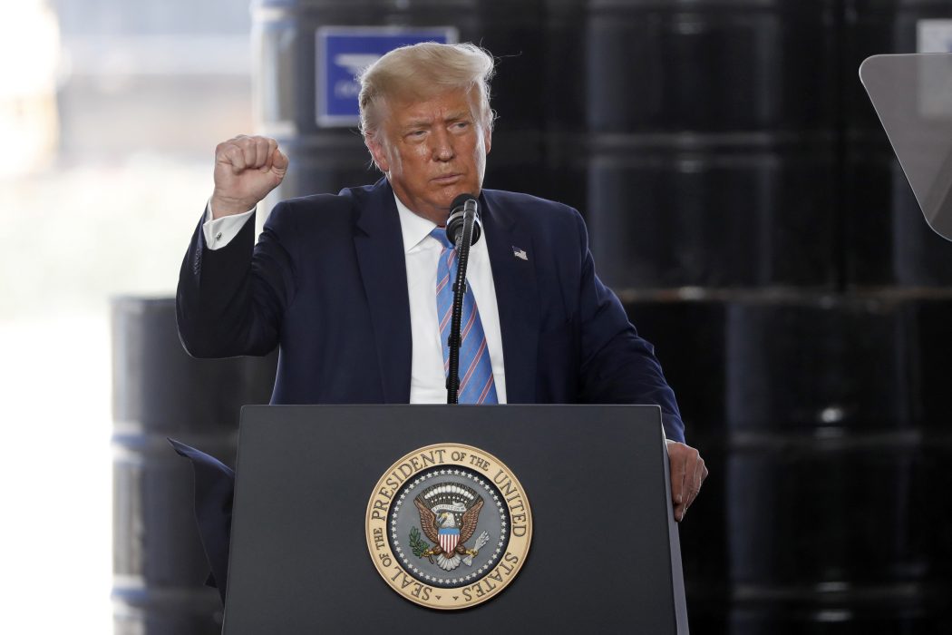 President Donald Trump talar under ett besök på Double Eagle Energys oljerigg i somras.