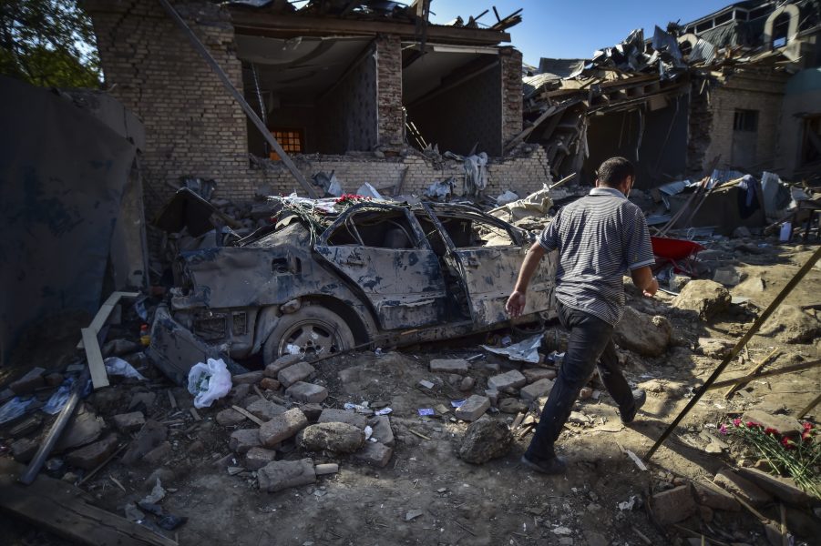 En man passerar rasmassorna efter förstörda hus i den azeriska staden Gjandzja i tisdags.