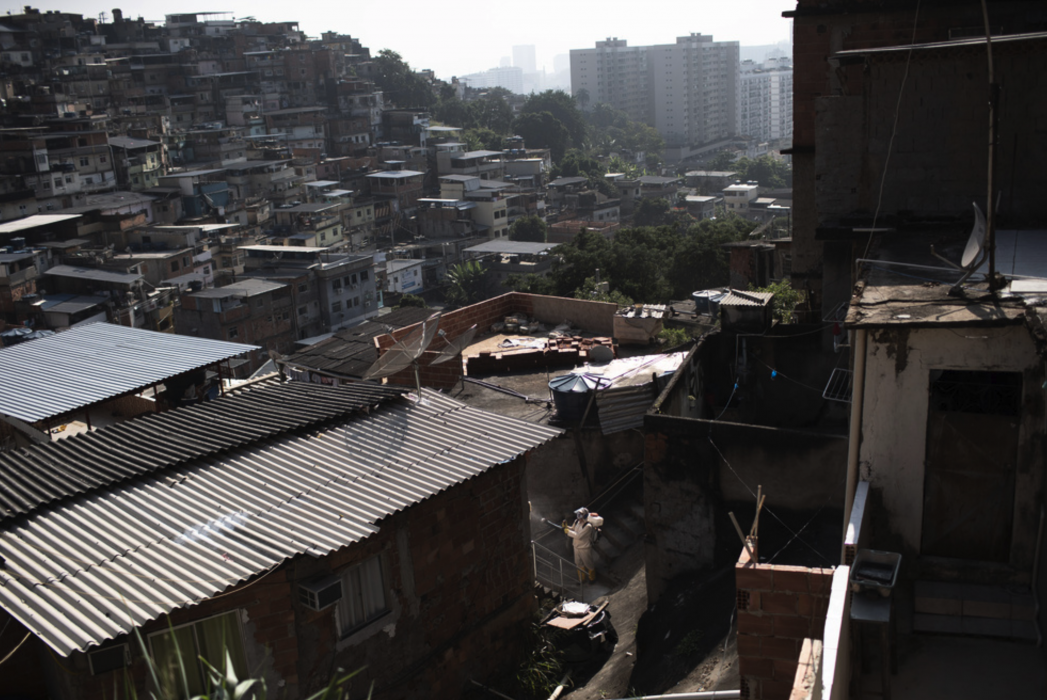 Milisgrupper har tagit kontrollen över flera fattiga områden i Rio de Janeiro i Brasilien.