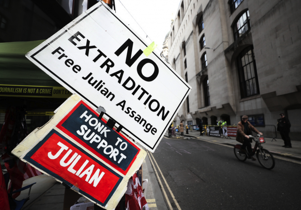 Protester utanför domstolen i London.