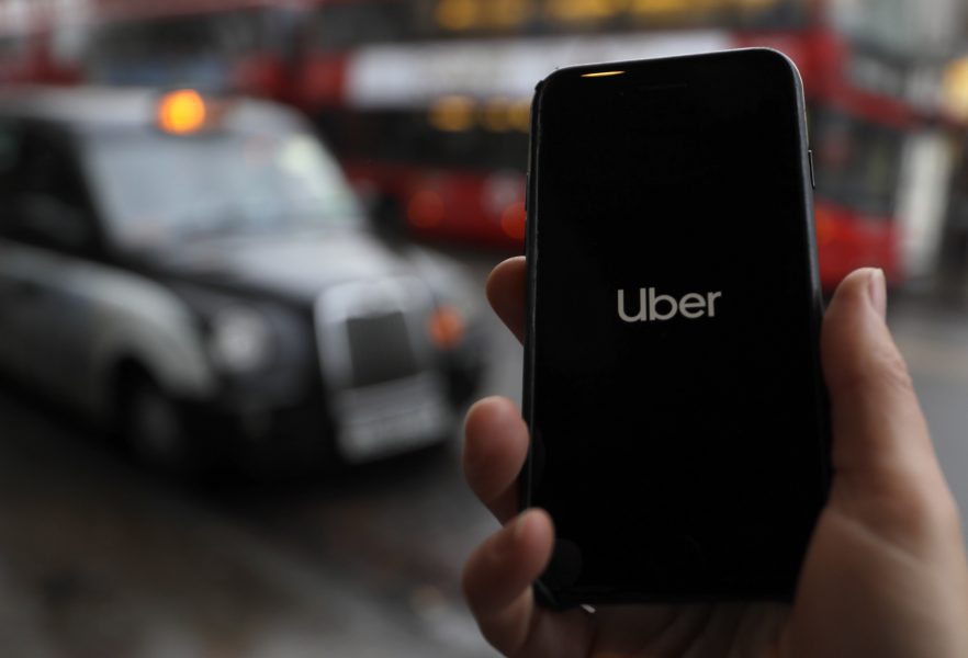 Taxiappen Uber anklagas för att ha låtit en algoritm sparka ett stort antal förare.
