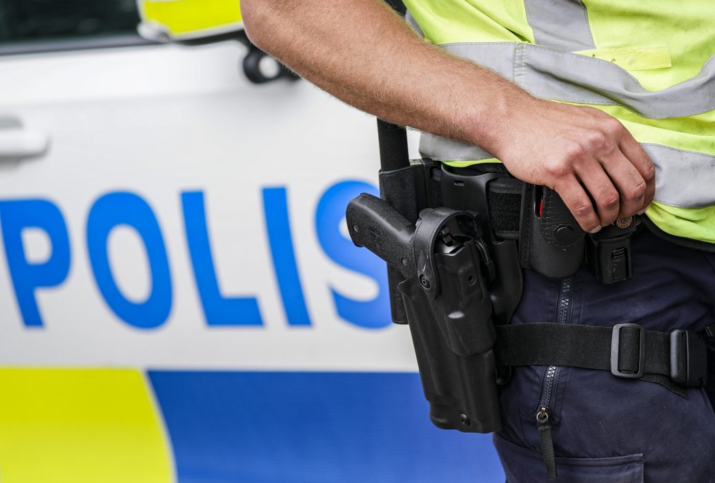 Tingsrätten frikänner en polisman som åtalats för grovt koppleri.