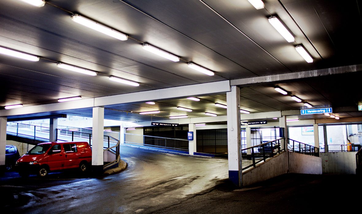 I denna tid när klimatkrisen dödar fler och fler runt vår jord och 200 göteborgare dör i förtid per år på grund av bilavgaser, vill de styrande i Göteborg bygga ett parkeringshus för en miljard kronor i älvens lera, skriver Göran Boardy och Hugo Norell från Extinction rebellion.