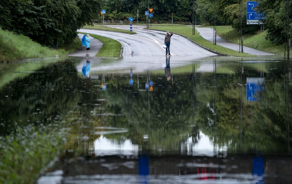 Väg 111 står under vatten i centrala Höganäs efter ett skyfall sommaren 2019.