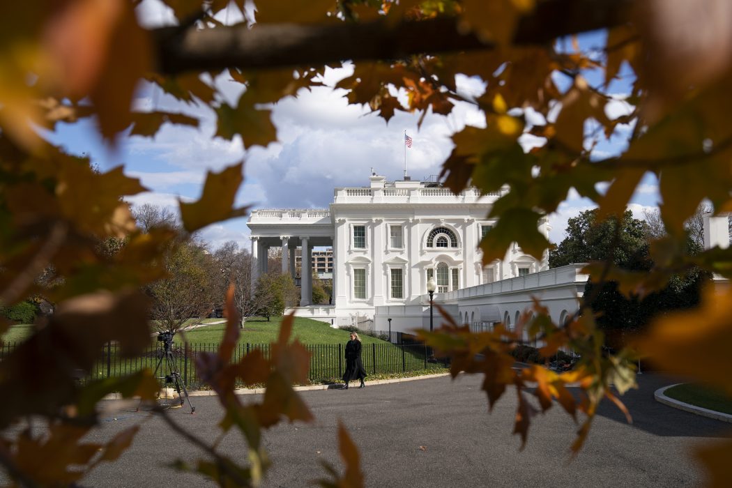 Maktskifte väntar i Vita huset i Washington DC– men vägen är ovanligt turbulent.