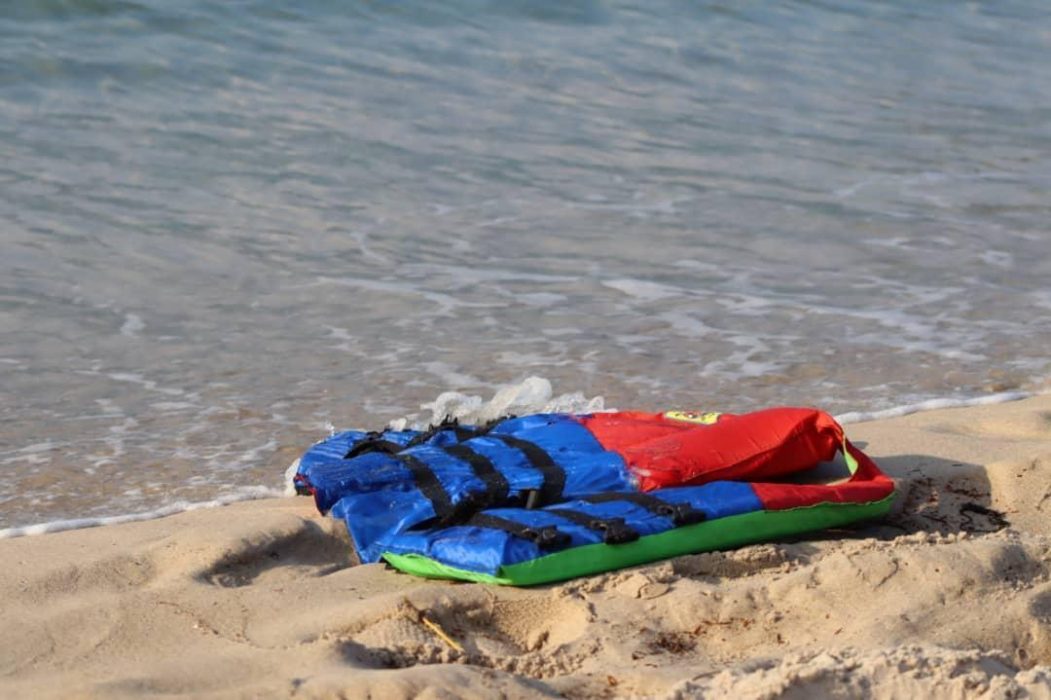 En flytväst som flutit upp på stranden efter katastrofen i Medelhavet utanför al-Khums.