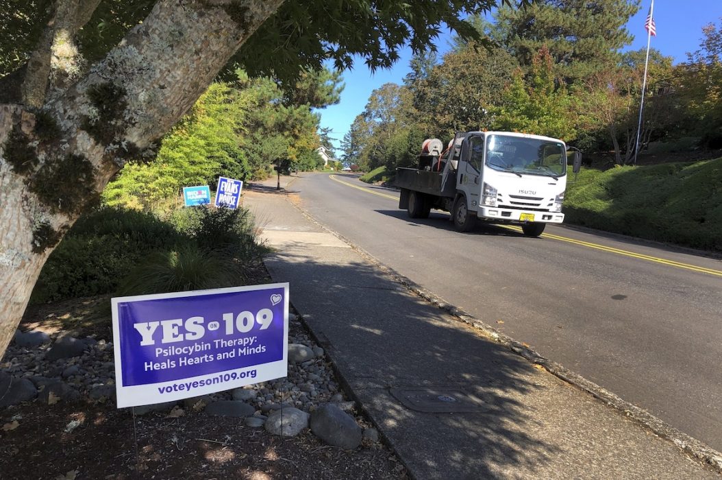 Väljarna i amerikanska Oregon har röstat för att avkriminalisera små mängder av droger och för att legalisera medicinsk användning av psykedeliska svampar.