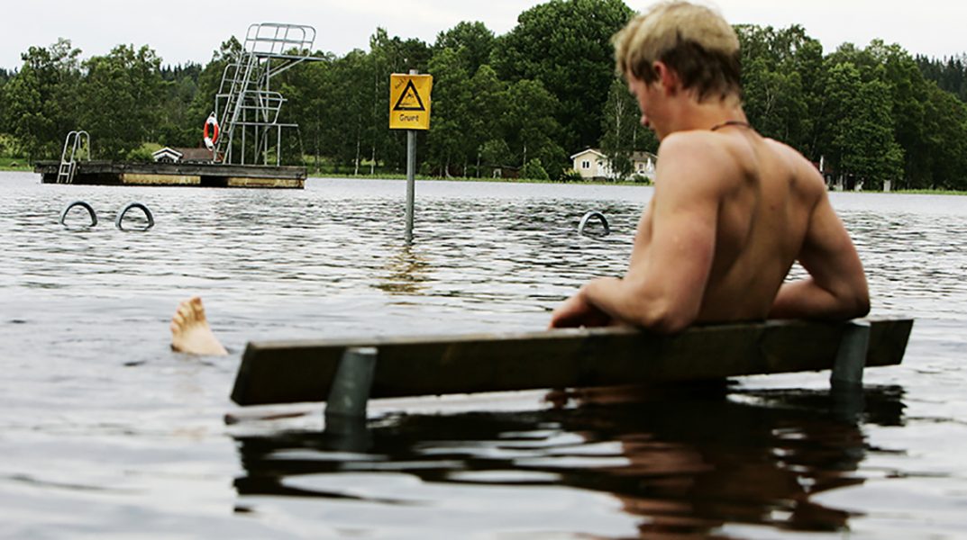Översvämning i Eksjö 2007 – och den här killen sitter i sjön (bokstavligt, inte bildligt).