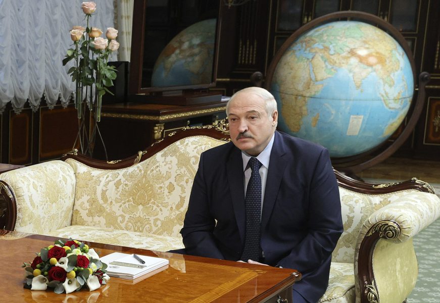 Belarus president Aleksandr Lukasjenko under ett samtal med Rysslands utrikesminister Sergej Lavrov i Minsk i torsdags.