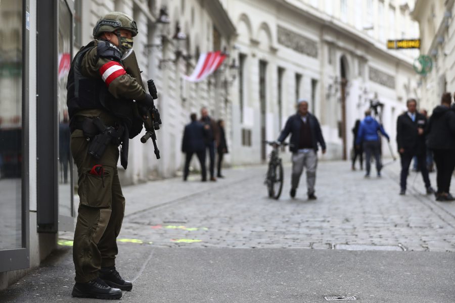 En militärpolis bevakar en gata i Wien i Österrike efter terrorattacken i måndags kväll då fyra personer dödades och ett tjugotal personer skadades.