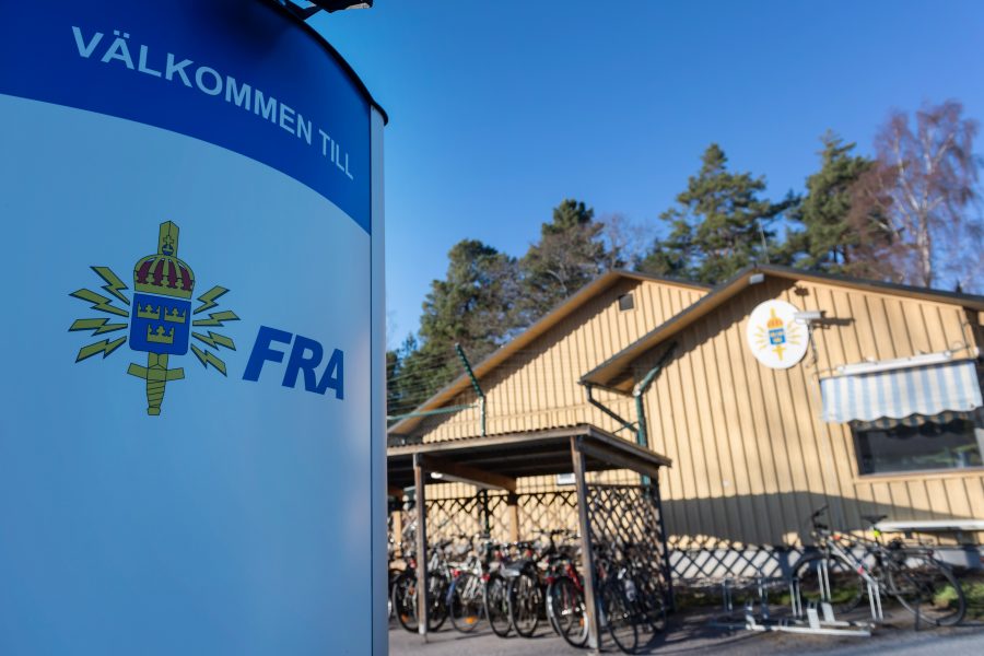 Regeringen vill utreda om FRA ska kunna signalspana även på individer inom Sveriges gränser.