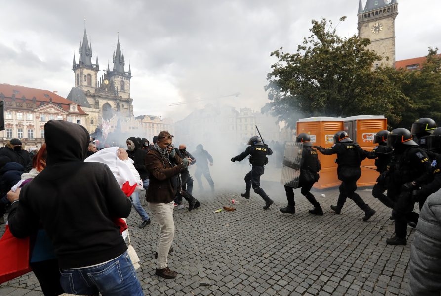 Polis drabbar samman med demonstranter som lessnat på regeringens hantering av pandemin i Tjeckens huvudstad Prag i oktober.