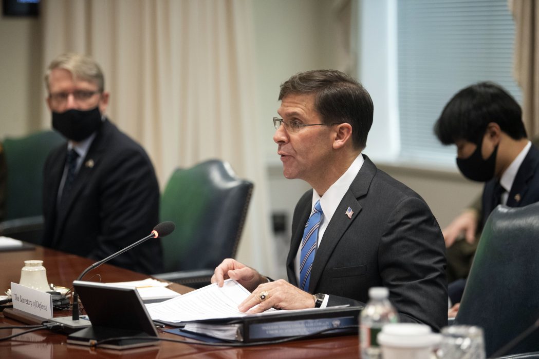 USA:s försvarsminister Mark Esper (längst fram utan munskydd) har sagts upp från sin tjänst.