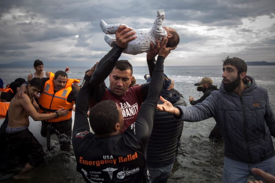 Volontärer hjälper migranter som under 2015 kom i land på Lesbos efter att ha tagit sig över egeiska havet från Turkiet.